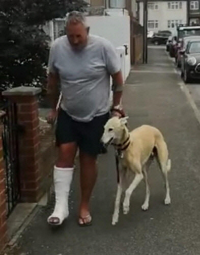 다리 다친 존스와 반려견 빌     [페이스북 갈무리]